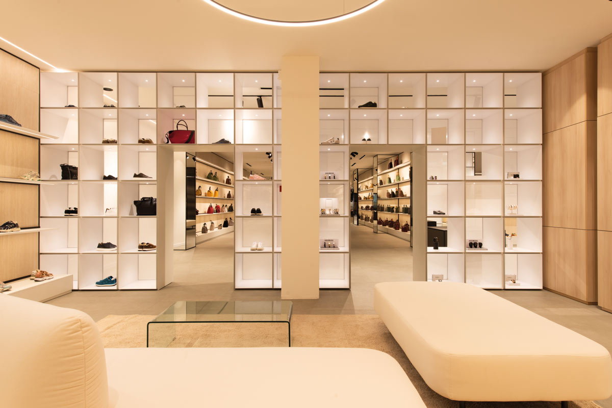 Parete espositiva retroilluminata dello showroom D’Asdia, con griglia di profili in alluminio bianco