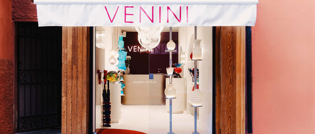Facciata della boutique VENINI a Portofino con tenda bianca, insegna e vetrina espositiva