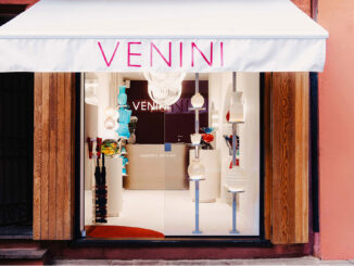Facciata della boutique VENINI a Portofino con tenda bianca, insegna e vetrina espositiva