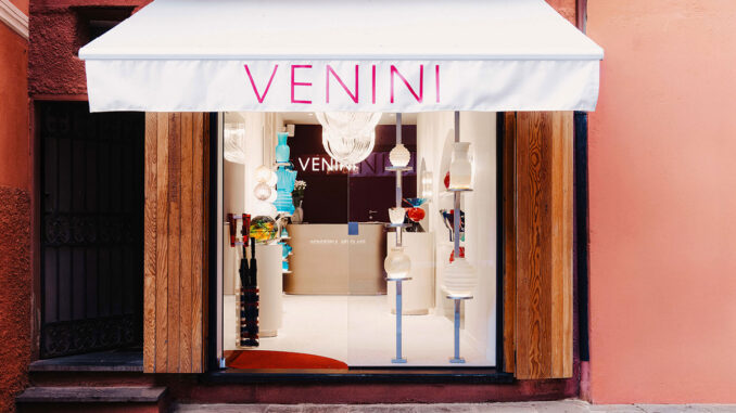 Facciata della boutique VENINI a Portofino con tenda bianca, insegna e vetrina espositiva