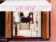 Facciata della boutique VENINI a Portofino con tenda bianca, insegna e vetrina espositiva