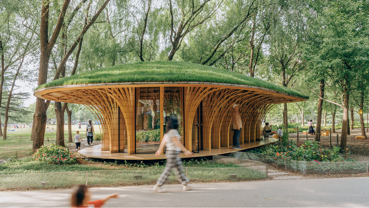West Garden Florist nel parco Haidian di Pechino, con copertura verde e pilastri curvilinei in legno.